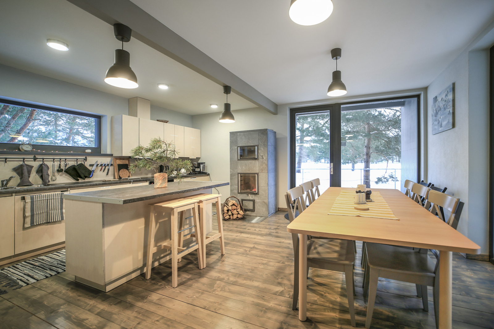 Gaiša virtuve fotografēt no viena stūra