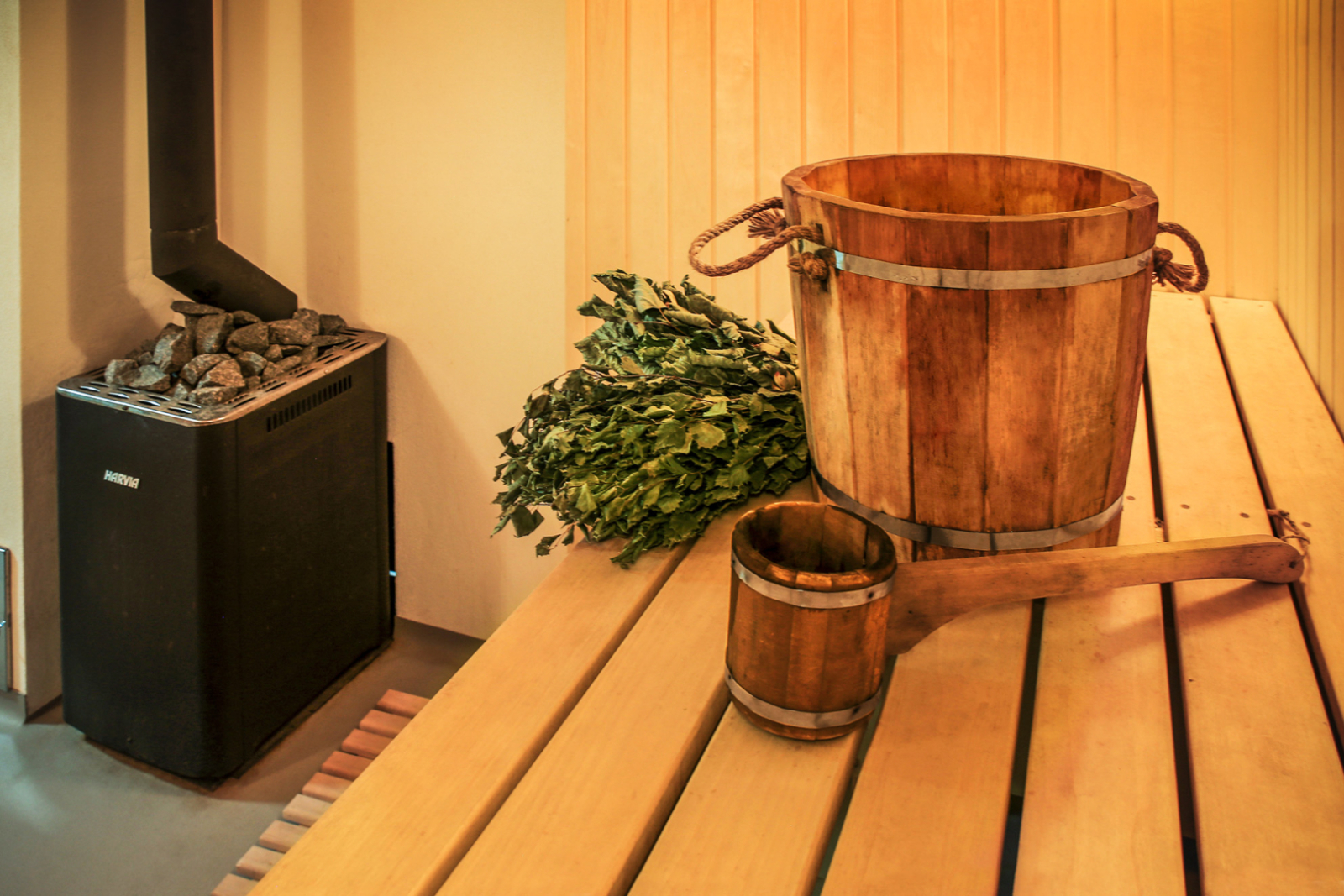 Pirts iekšpuse ar krāni,koka ūdens spaini un pirts slotu