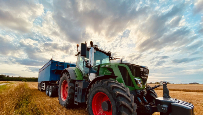 Traktors uz lauka