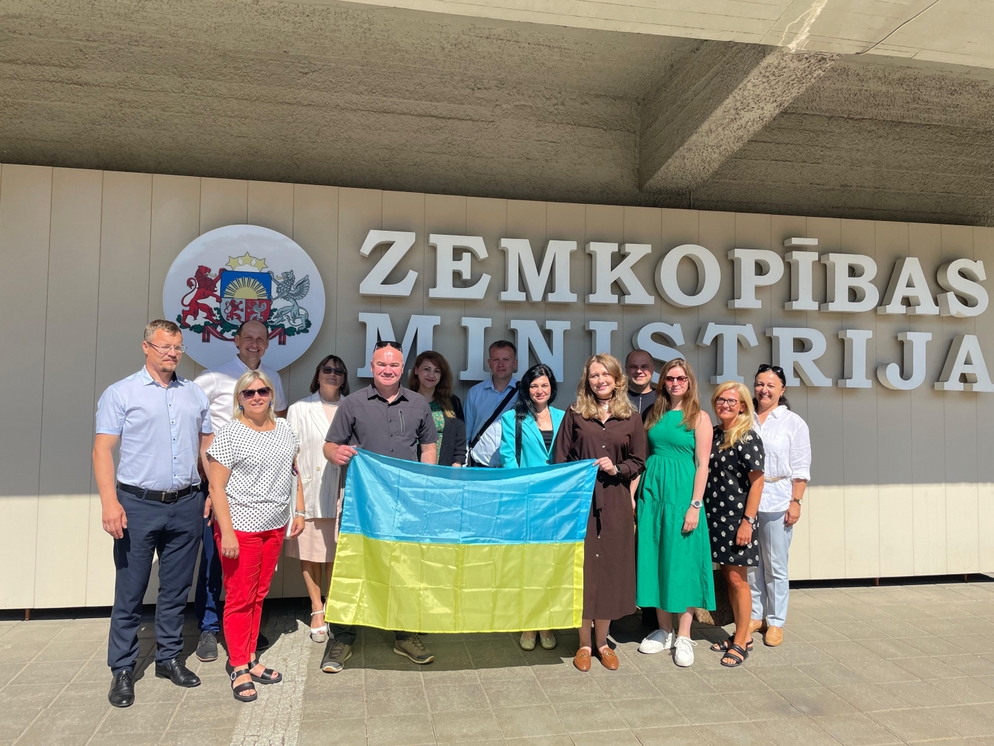 Ukraiņu delegācija pie Zemkopības ministrijas ēkas