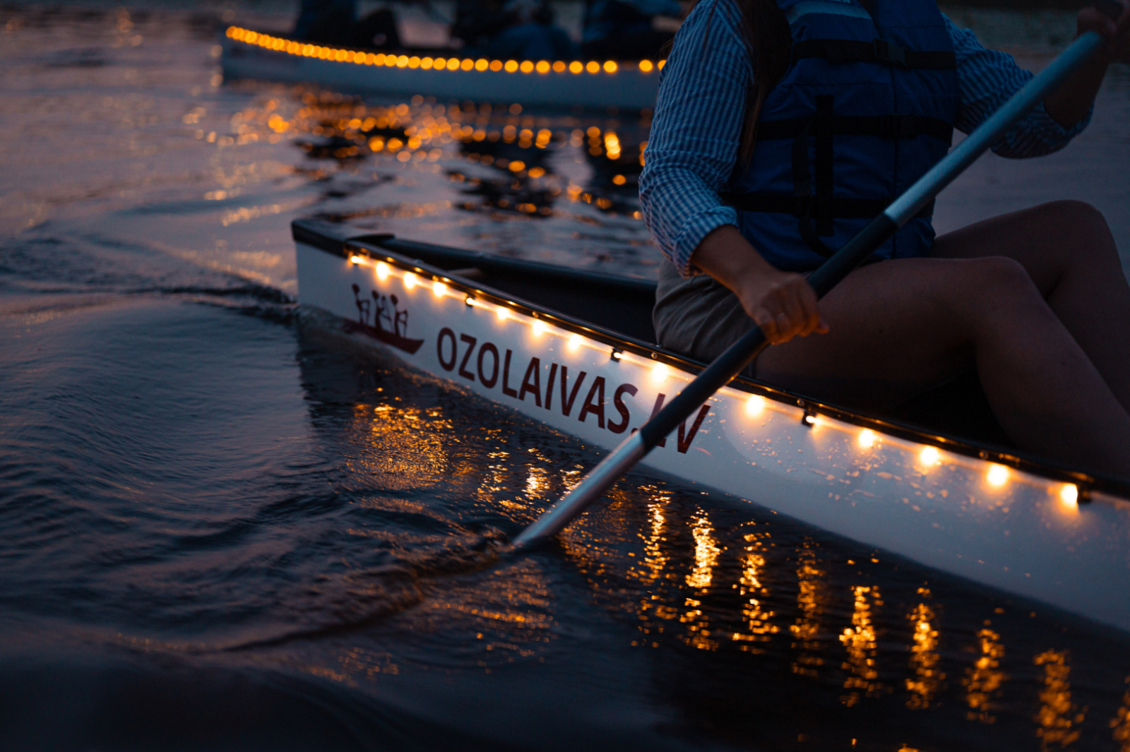 Ozolaiva ūdenī naktī