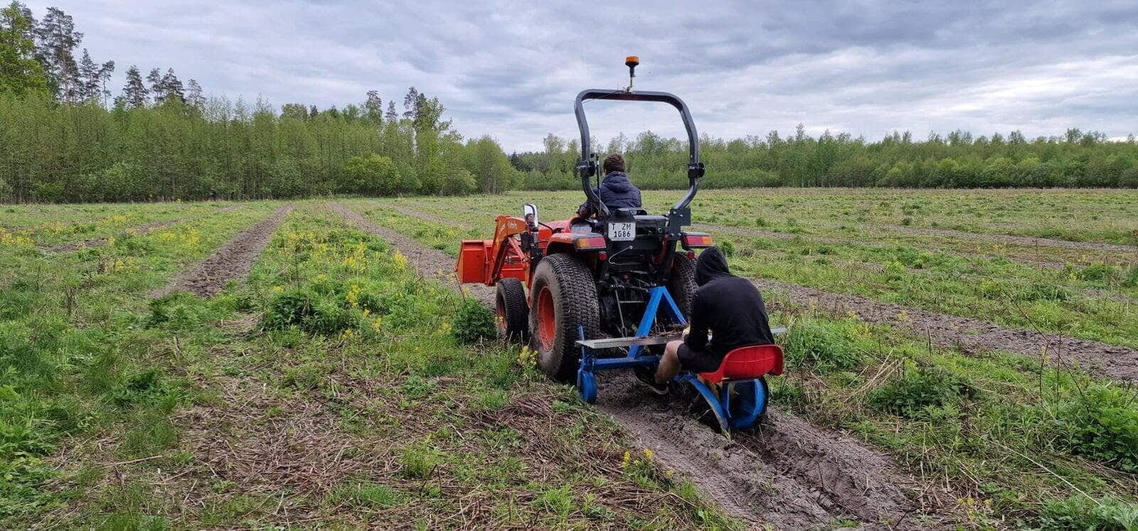 Pro Natural traktors uz lauka