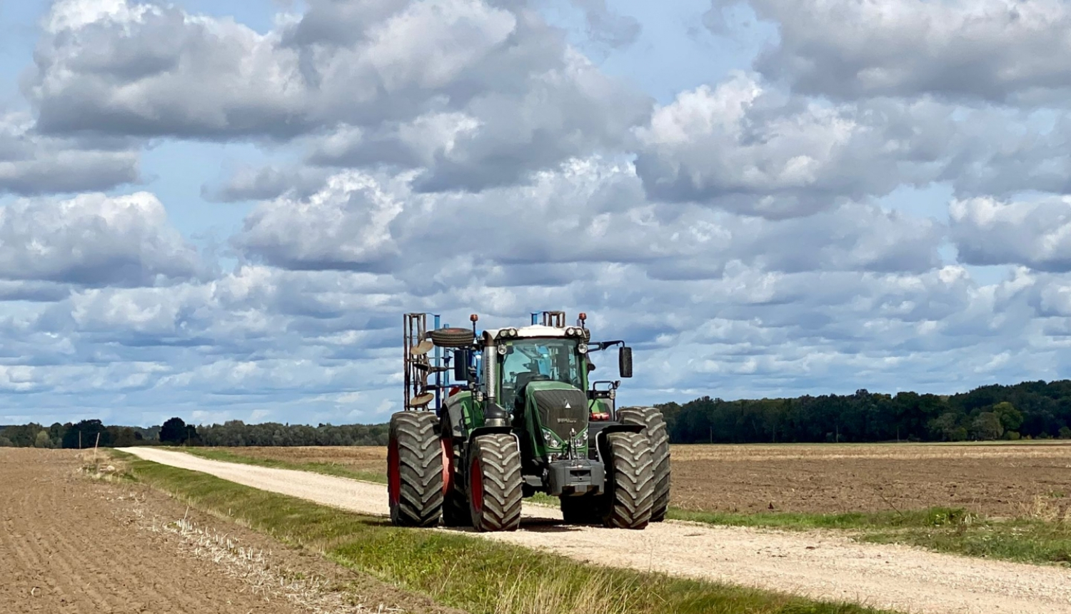 Traktors uz lauku ceļa