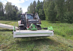 traktors ar pļaušanas agregātu
