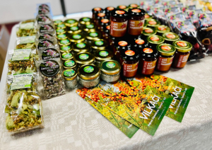 ZS Vilkaci produkcija uz galda - burciņas ar sulām un sukāžu maisiņi