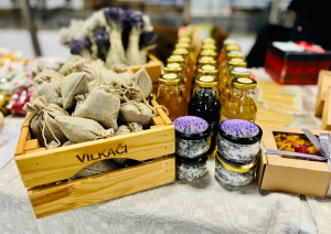 ZS Vilkaci produkcija uz galda - burciņas ar sulām un sukāžu maisiņi