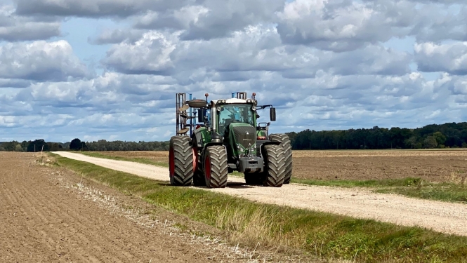 Trakotors uz ceļa