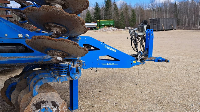 Zils lauksaimniecības agregāts