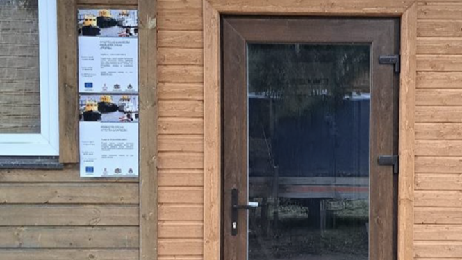 Publicitātes plāksnes pie uzņēmuma durvīm