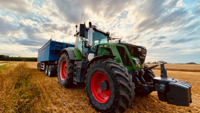 Traktors uz lauka