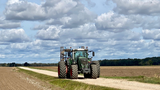 Traktors uz lauku ceļa