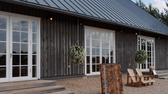 Ēkas ieeja ar 3 baltiem logiem/durvīm