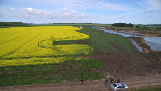 Skats no drona uz lauku, kur tiek veikta kontrole.