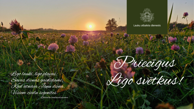 Svētku apsveikums ar sarkanā āboliņa lauku saulrietā un uzrakstu Priecīgus Līgo svētkus!