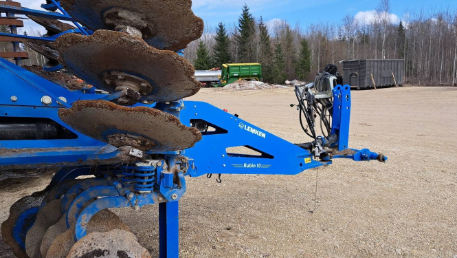 Zils lauksaimniecības agregāts