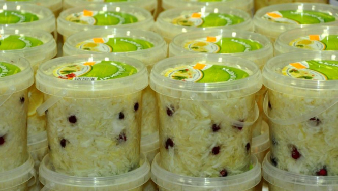 Skābētu kāpostu trauki sakārototi viens virs otra