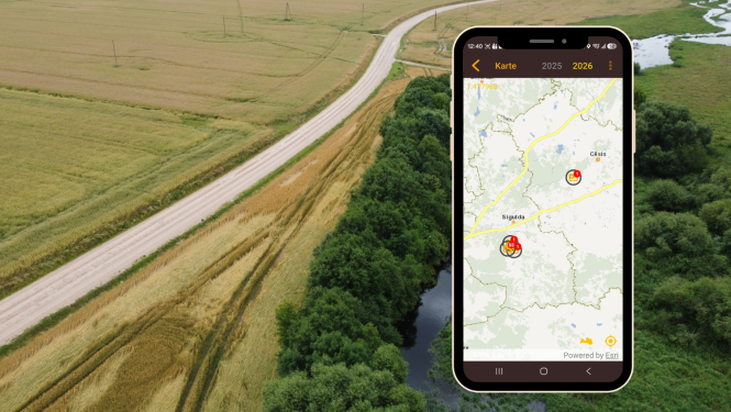 Uz lauku skata ar ceļu pa vidu telefons ar app kartes skatu