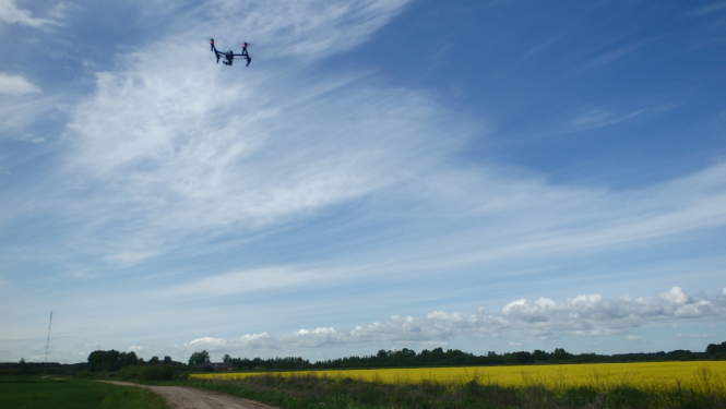 Drons lido virs lauka