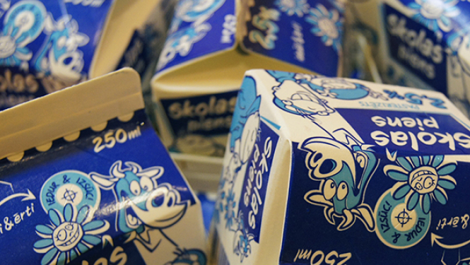 Zilās un baltās krāsās veidotas "Skolas piens" 250 ml piena pakas ar dzīvnieku attēliem. 