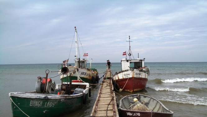 Zvejas kuģi zvejnieku ostā