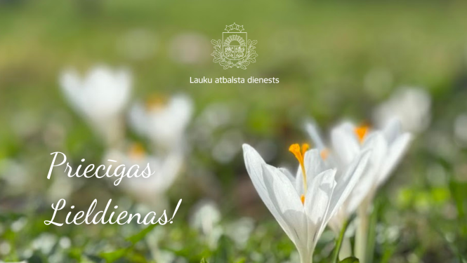 Balti krokusi un uzrasksts Priecīgas Lieldienas