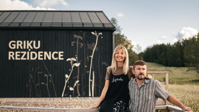 Liepakalns Griķu rezidences ēka ar saimniekiem priekšplānā