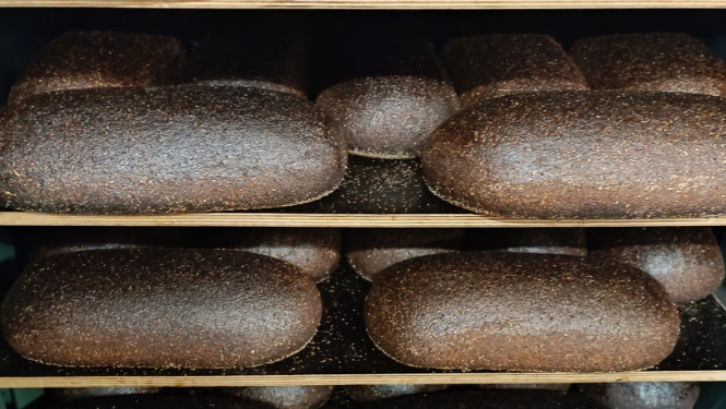 Rupjmaize salikta plauktā