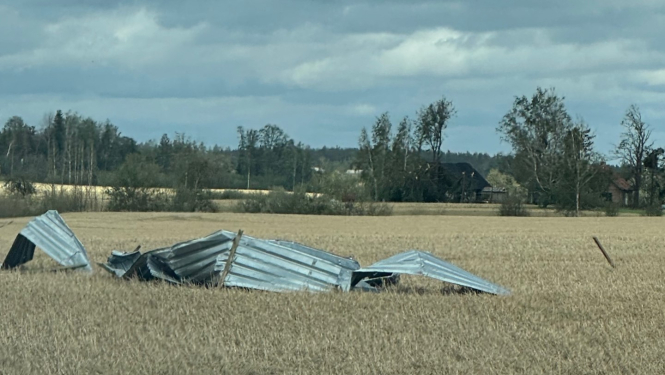 Vētras norauts jumts laukā