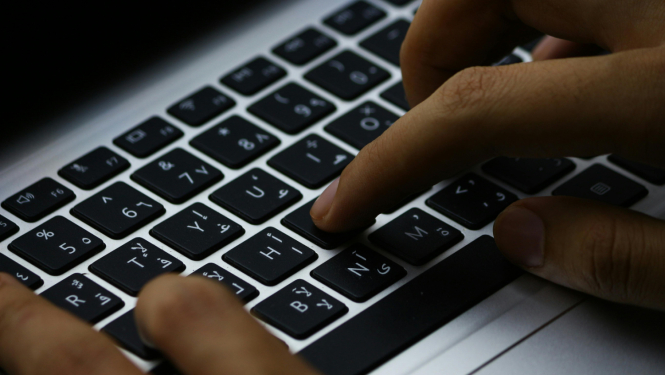 Rokas uz datora tastatūras