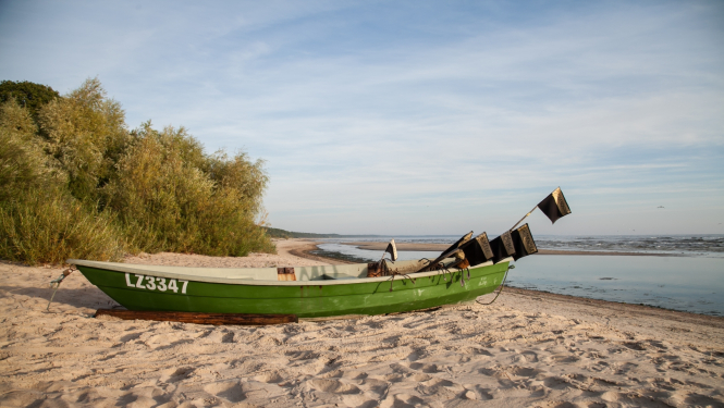 Zvejas laiva pie jūras