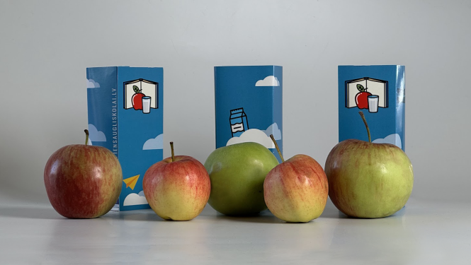 Uz galda āboli un piena paciņas