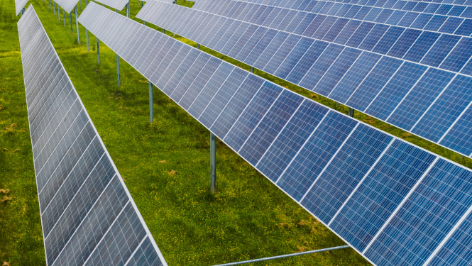 Saules paneļu parka skats