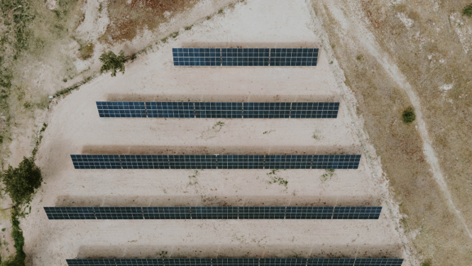 Skats uz saules paneļiem no drona