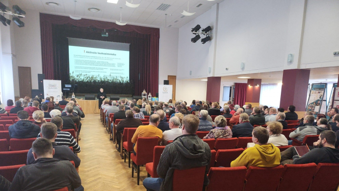 Seminārs lauksaimniekiem zālē