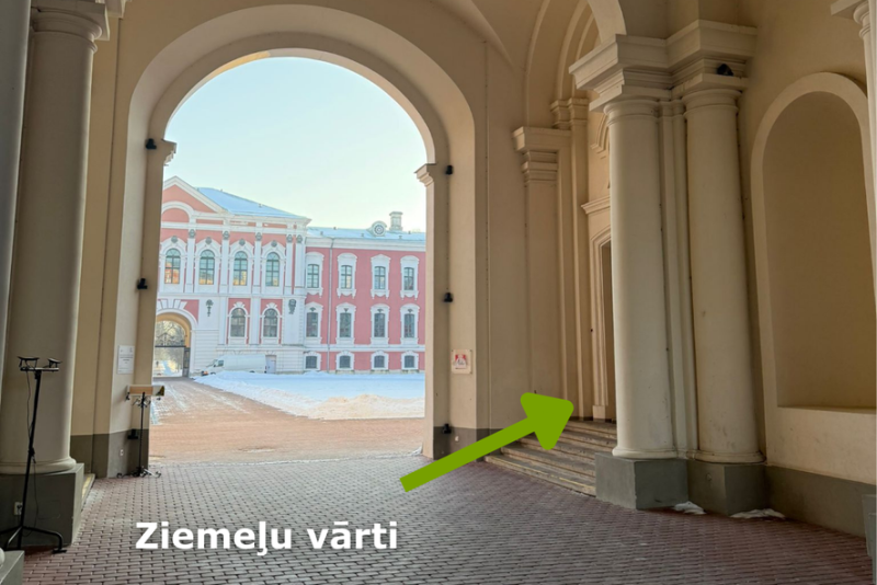 Jelgavas pils ieeja ar norādēm