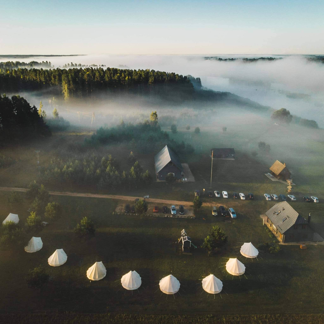 Skats no drona uz saimniecību rīta miglā