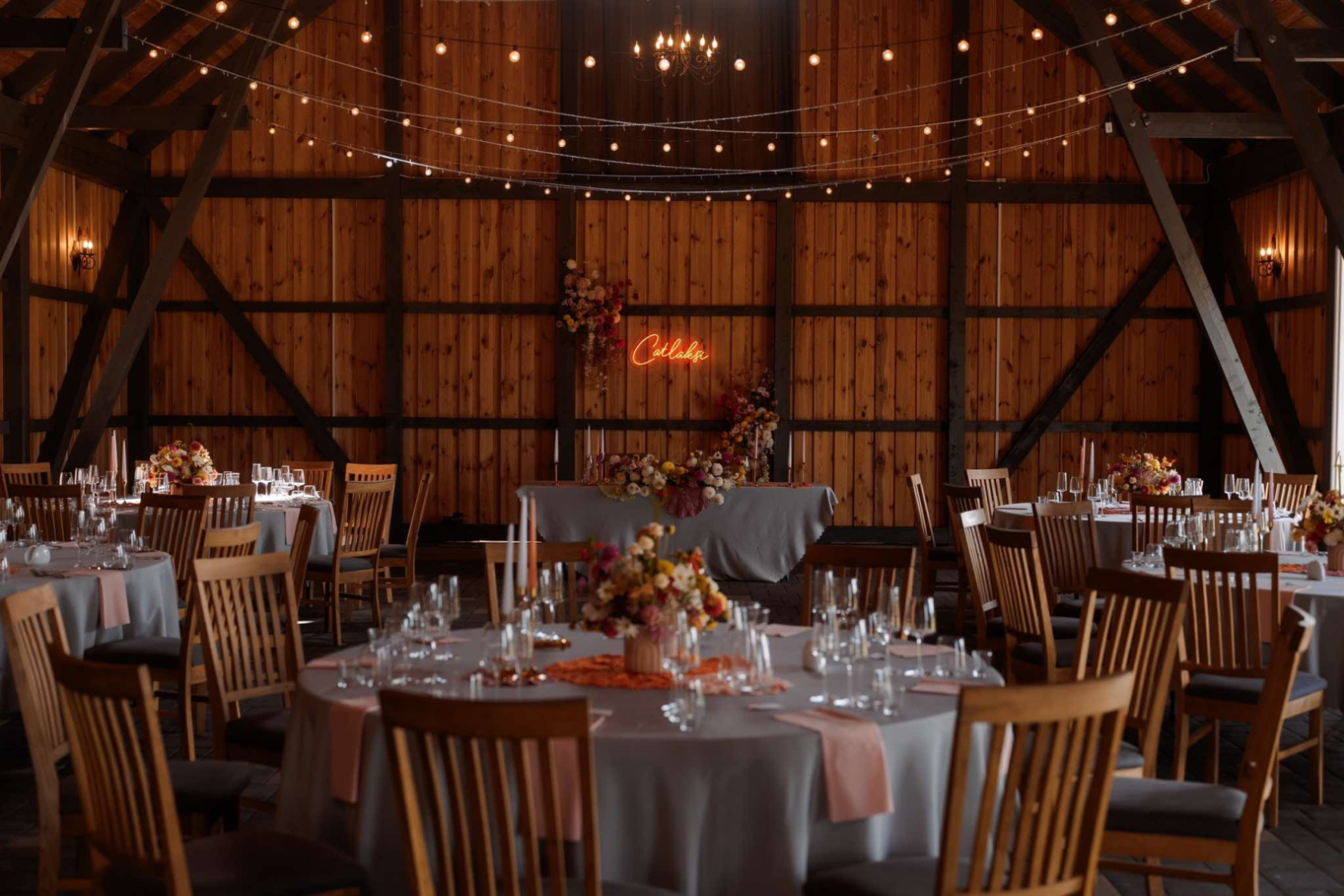 Iekštelpas skats ar klātiem baltiem galdiem 