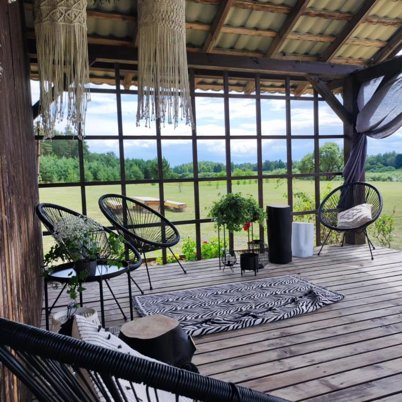 Skats uz terasi ar krēsliem un paklāju