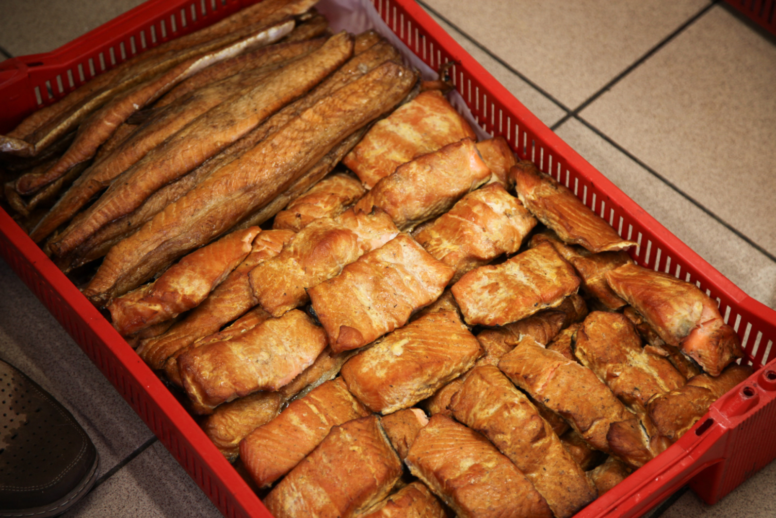 sarkana kaste ar kūpinātām zivīm