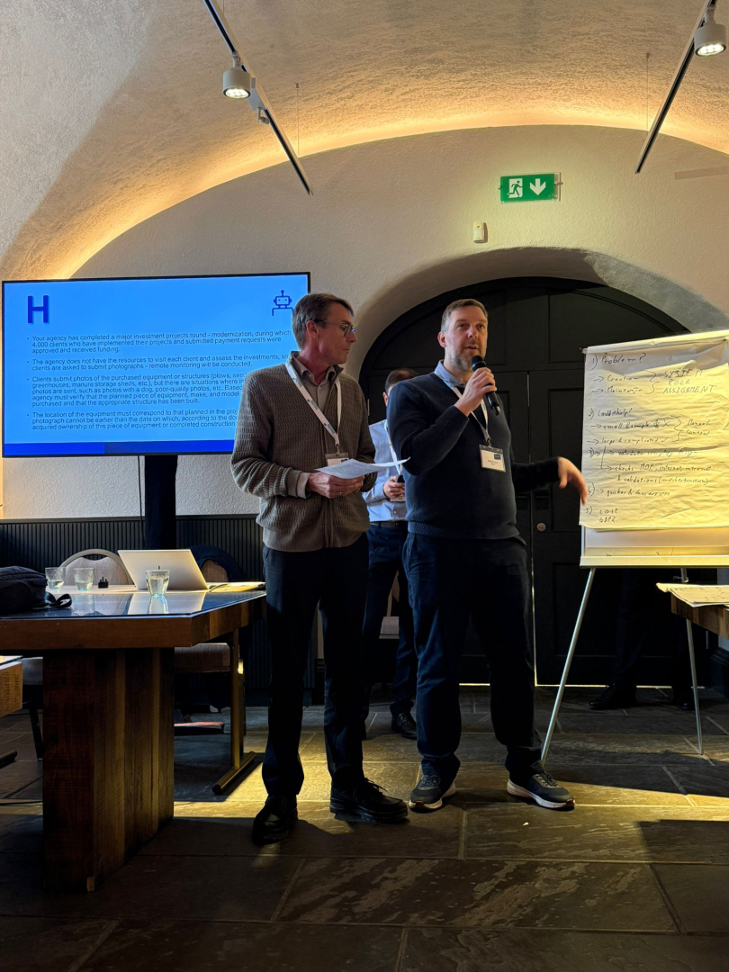 Konferences dalībnieki prezentē rezultātus