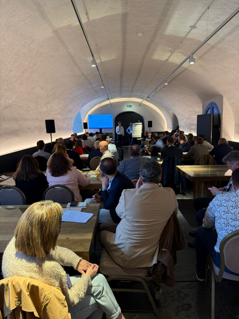 Konferences dalībnieki apspriežas pie galda