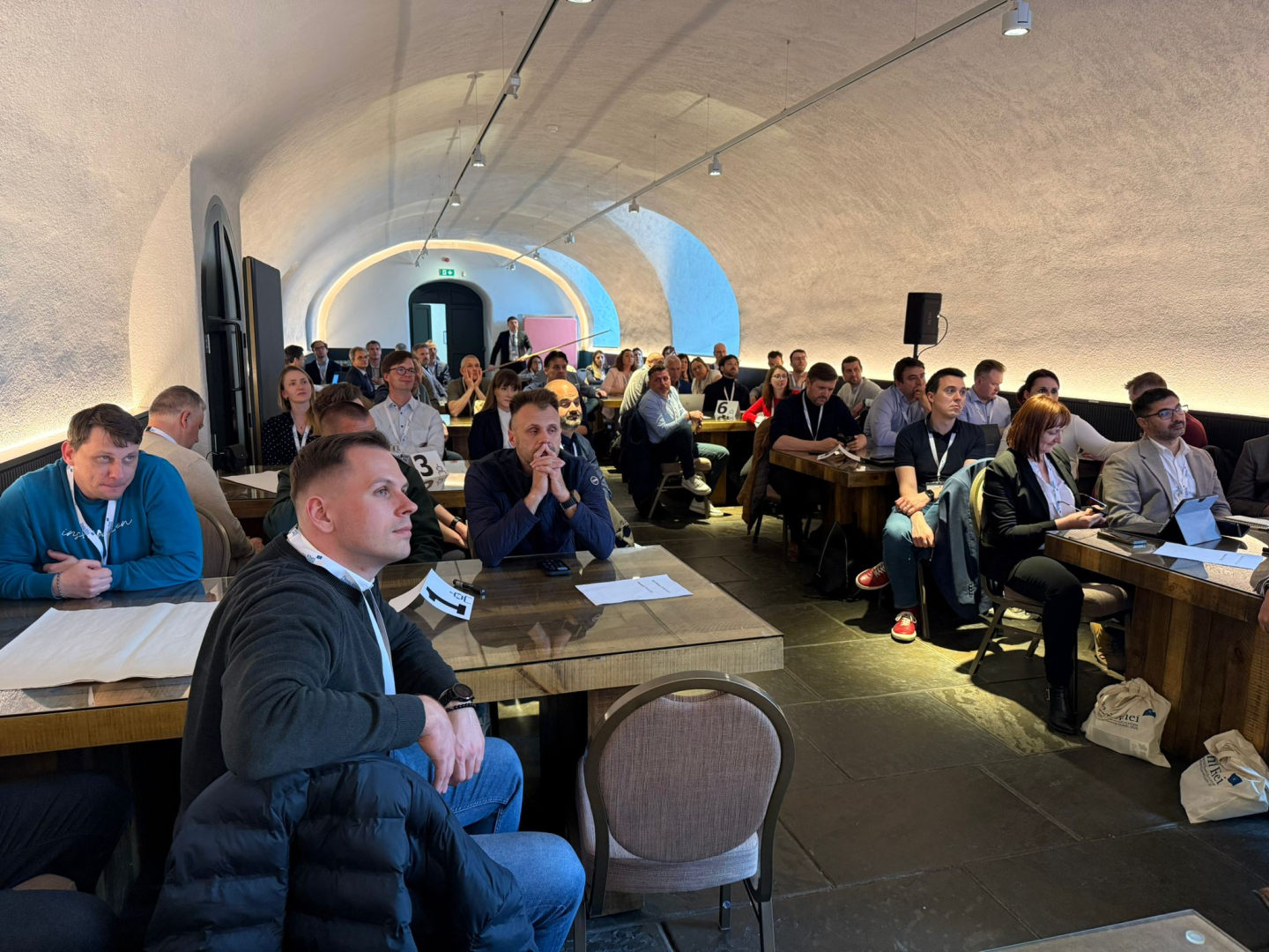 Konferences dalībnieki apspriežas pie galda