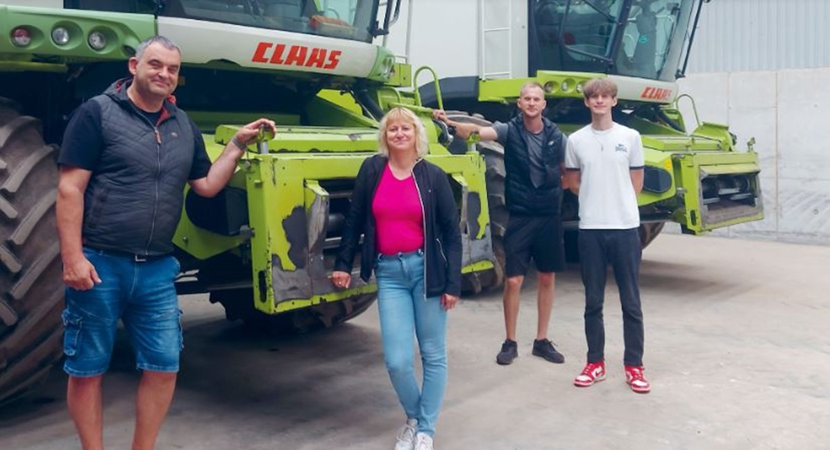 Rigmaļu ģimene pie zaļiem Caas kombainiem