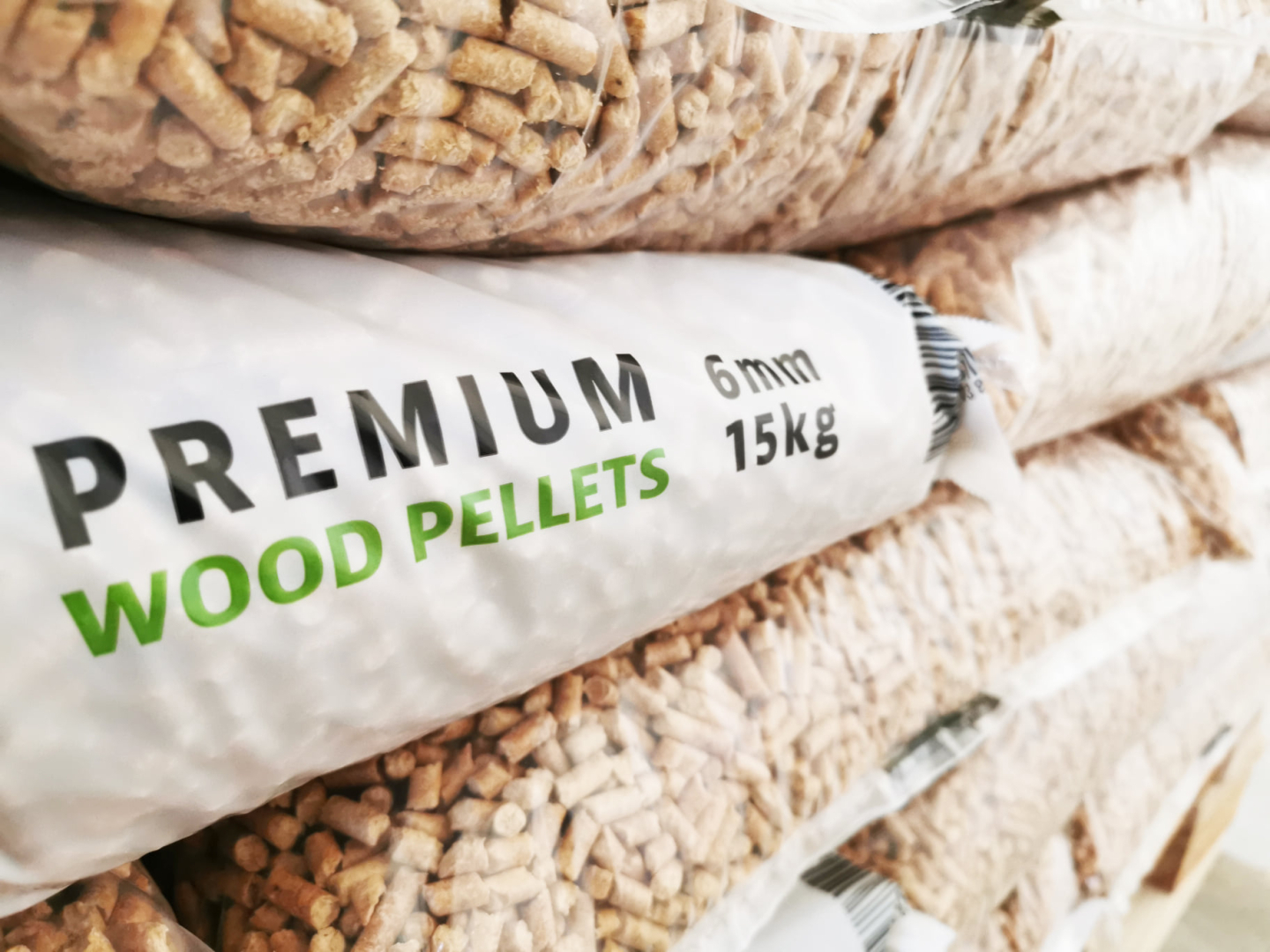 Granulu maisi viens uz otra, priekšpusē uzraksts "Premium"