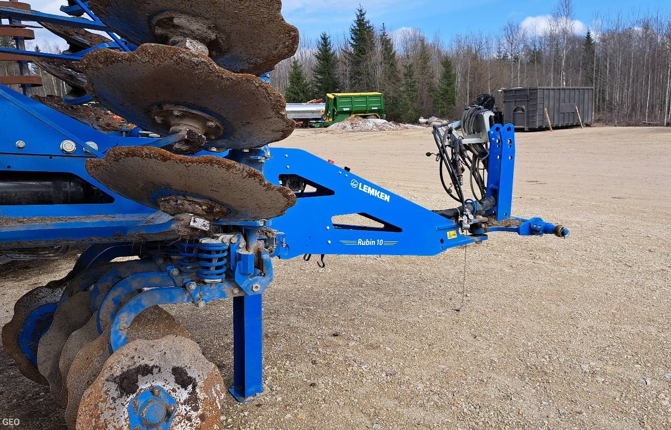 Zils lauksaimniecības agregāts