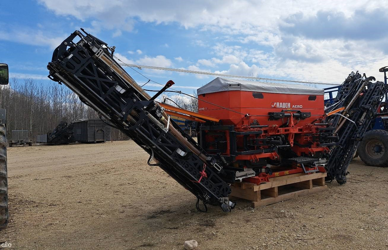 Sarkans lauksaimniecības agregāts