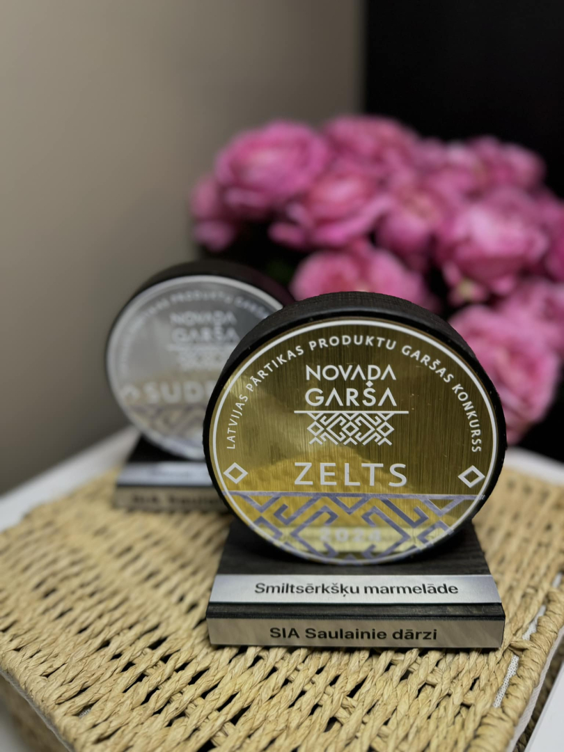 Novada garša balva uz galda