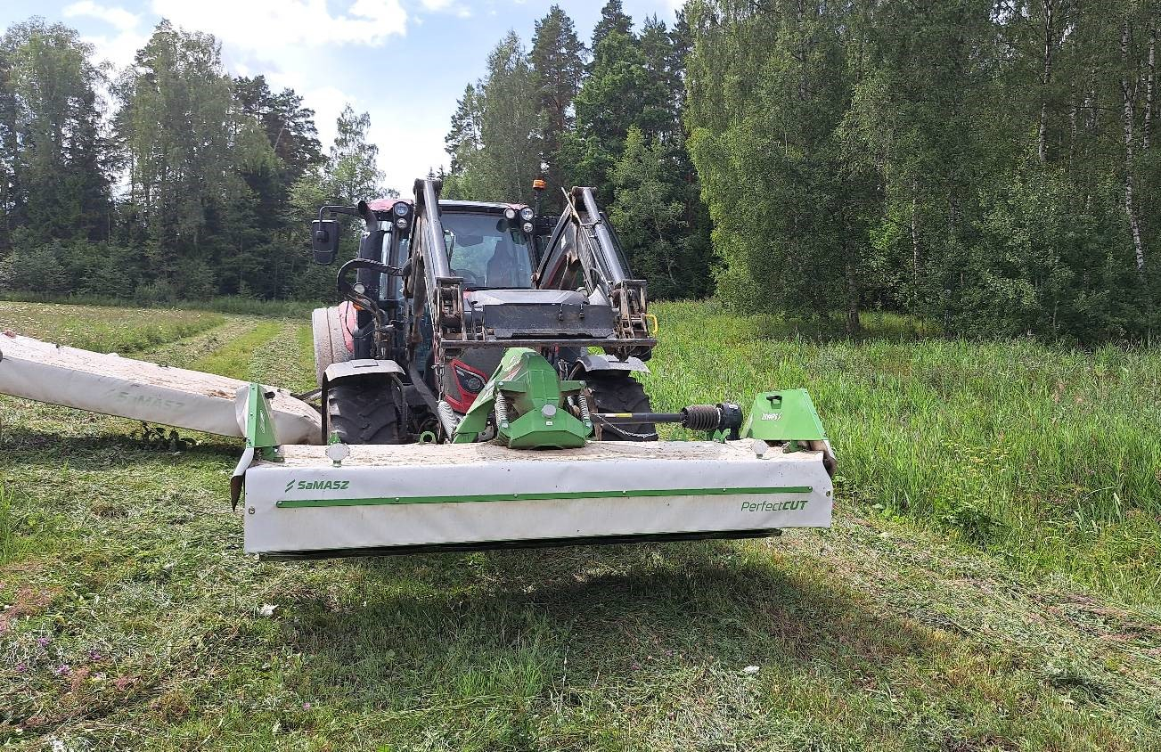 traktors ar pļaušanas agregātu