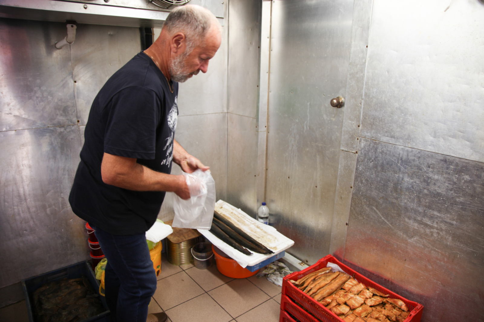 Zivju cehs ar kastēm ar zivīm