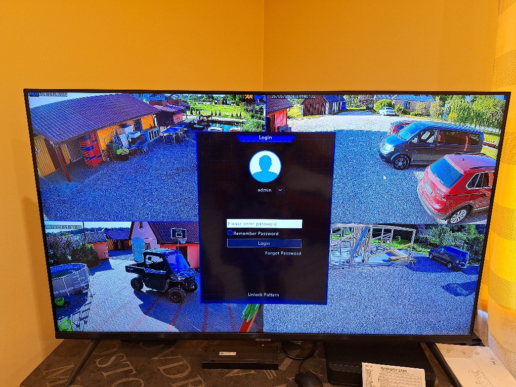 Novērošanas kameru skats ekrānā ar 4 skatiem uz saimniecību